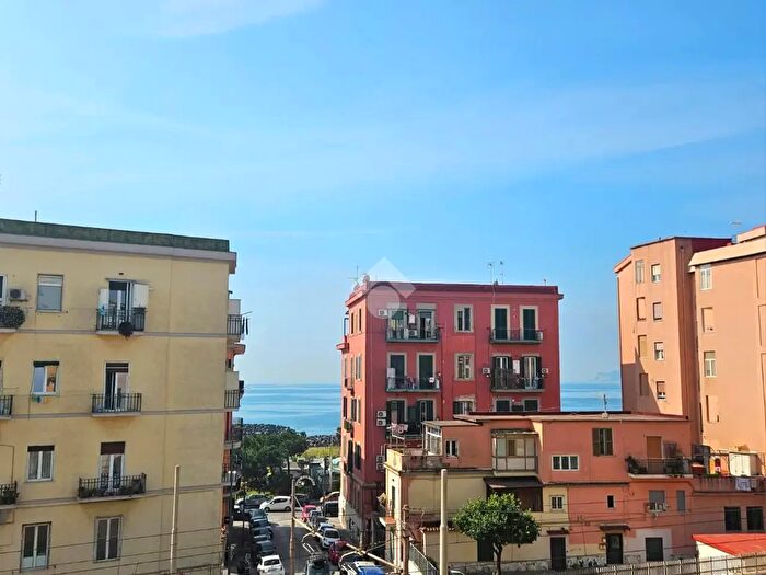 Appartamento trilocale in vendita in Via Rodolfo Morandi, Napoli