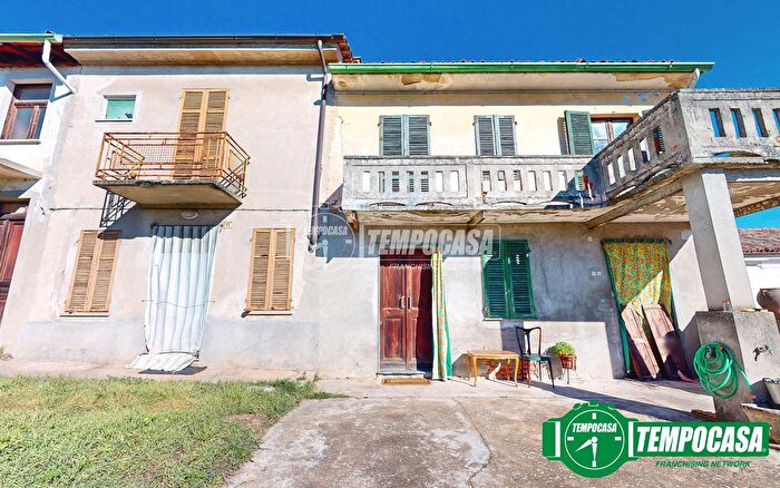 Casa trilocale in vendita in Valenza