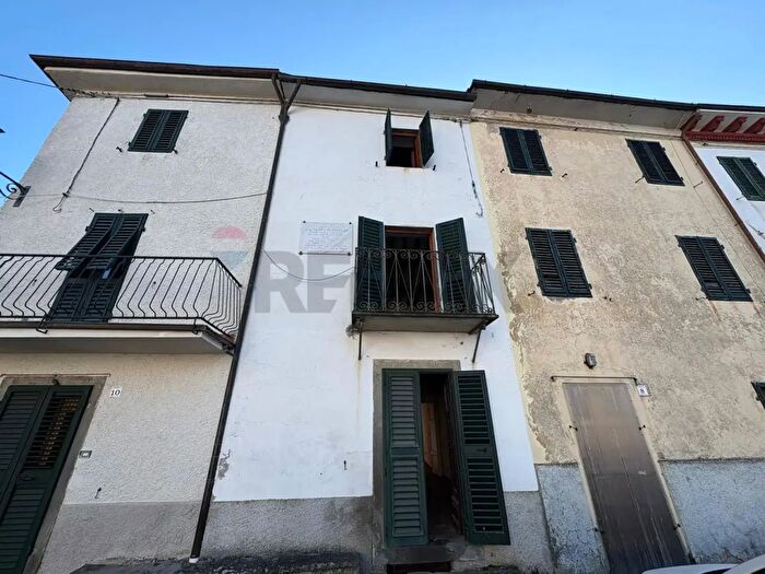 Casa con 8 locali in vendita in Bagni Di Lucca