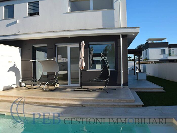 Casa quadrilocale in affitto in Via Senofane, Axa, Roma