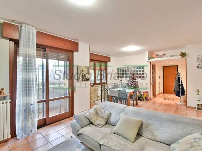 Appartamento quadrilocale in vendita in Via Maggio, Verano Brianza