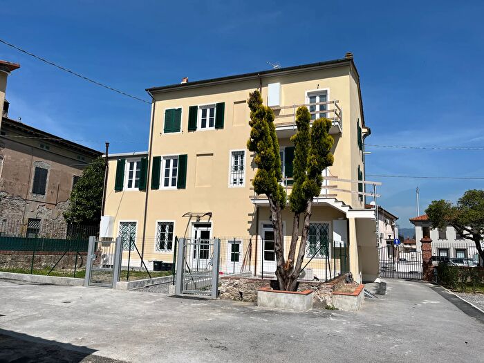 Appartamento con 6 locali in vendita in Via Pesciatina, Capannori