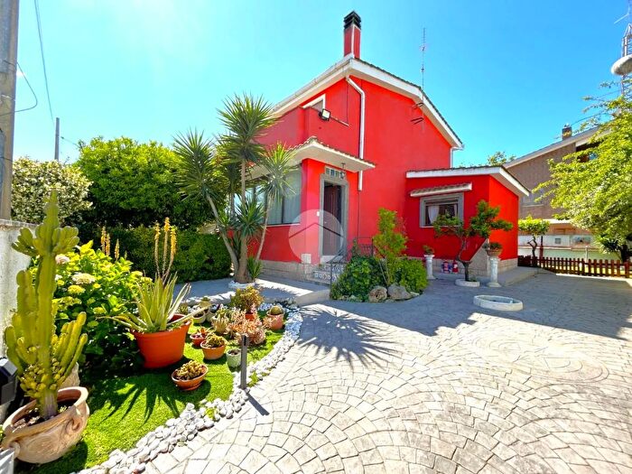 Casa quadrilocale in vendita in Via Momigliano, Anzio