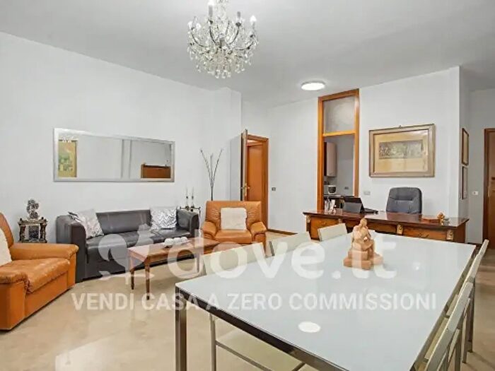 Appartamento trilocale in vendita in Via Enrico Cernuschi, Varese