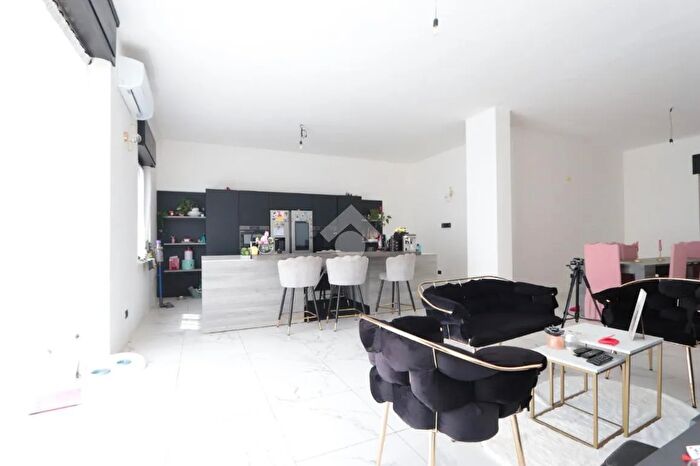 Casa con 12 locali in vendita in Via Cavour, Carentino