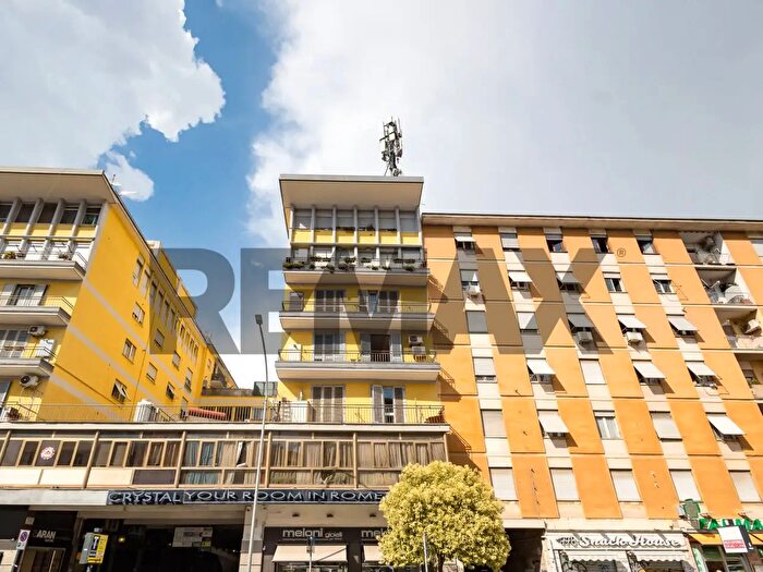 Appartamento trilocale in vendita in Via Tuscolana, Roma