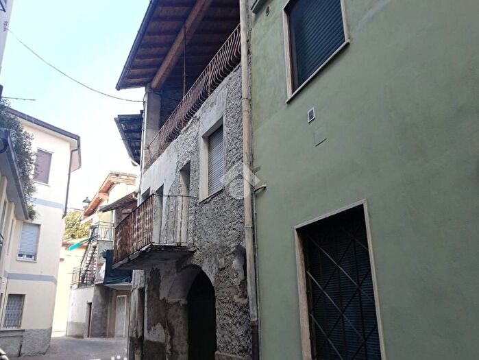Casa quadrilocale in vendita in Via Vicolo Stretto, Romano Di Lombardia