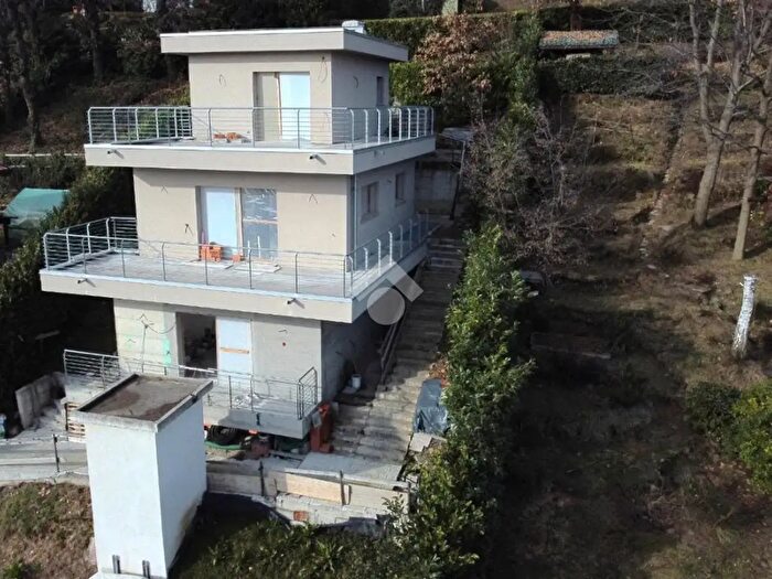 Casa quadrilocale in vendita in Via Giuseppe Garibaldi, Sirtori