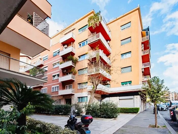 Appartamento quadrilocale in vendita in Via Ugo De Carolis, Roma