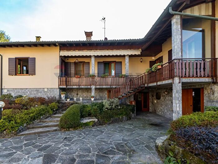 Casa con 6 locali in vendita in Volta, Cassago Brianza