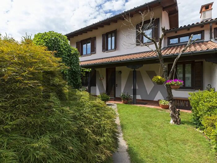 Casa quadrilocale in vendita in Buguggiate