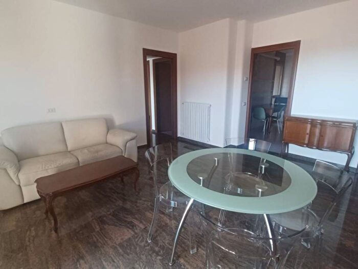 Appartamento trilocale in affitto in Via Pietro Custodi, Corso San Gottardo, Milano