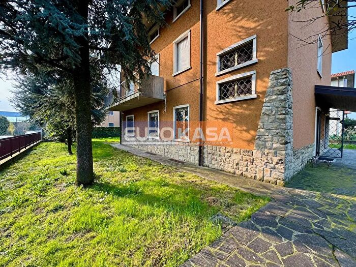 Casa con 7 locali in vendita in Via Vivaldi, Osio Sotto