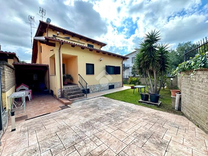 Appartamento trilocale in vendita in Via Jacopo Suigo, Roma