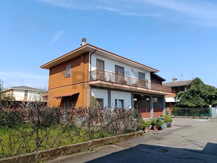 Casa quadrilocale in vendita in Via Olivelli, Mede