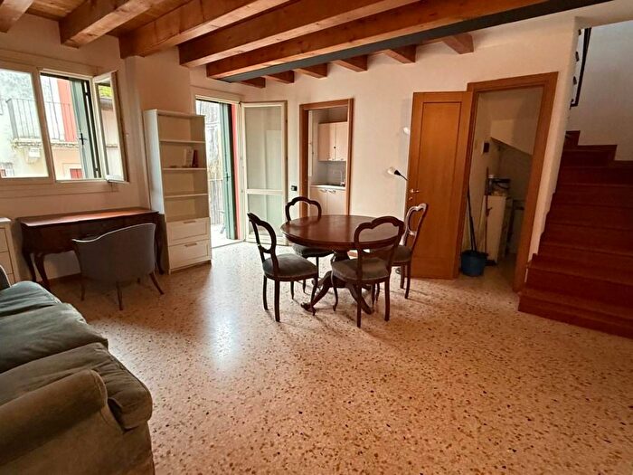 Appartamento trilocale in affitto in Contra Muscheria, Centro Storico, Vicenza