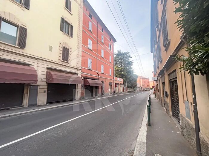 Appartamento quadrilocale in vendita in Via Castiglione, Bologna