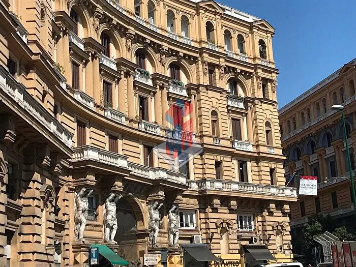Appartamento con 10 locali in vendita in Piazza Nicola Amore Vendesi Appartamento, Napoli