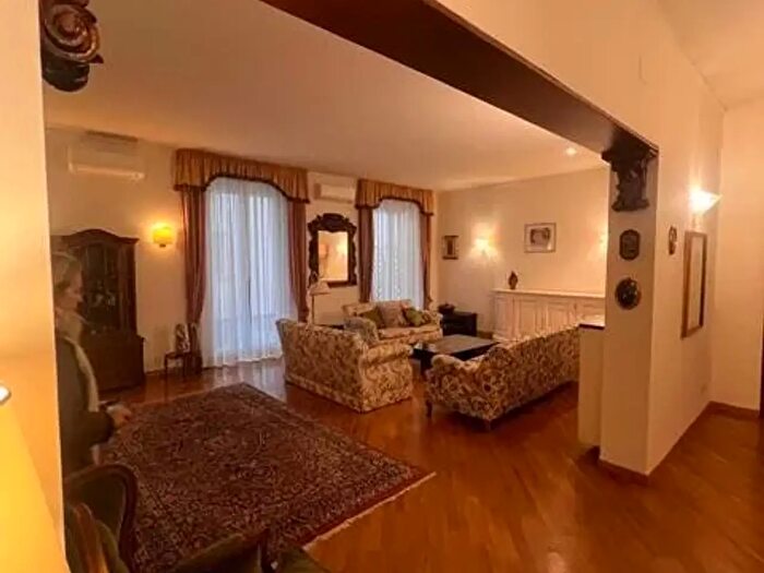 Appartamento con 6 locali in affitto in Firenze