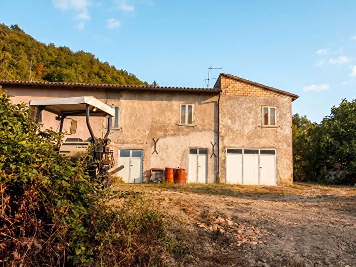 Casa con 10 locali in vendita in Località Pereto Ville, Sant'Agata Feltria