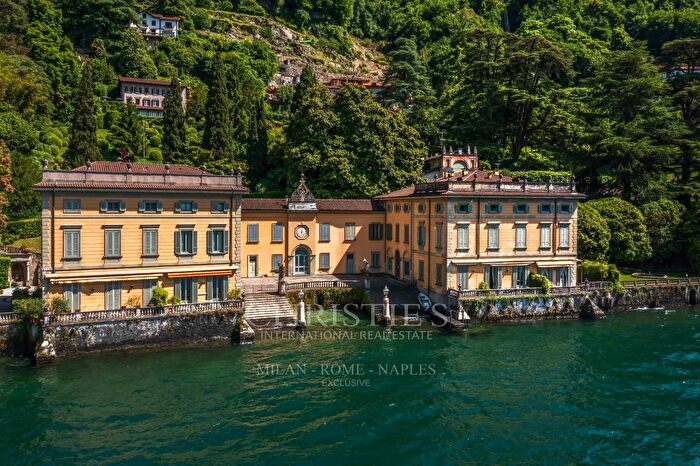 Appartamento con 8 locali in vendita in Via Roma, Torno