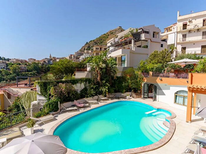 Appartamento con 9 locali in vendita in Traversa a di Via G Martino, Taormina