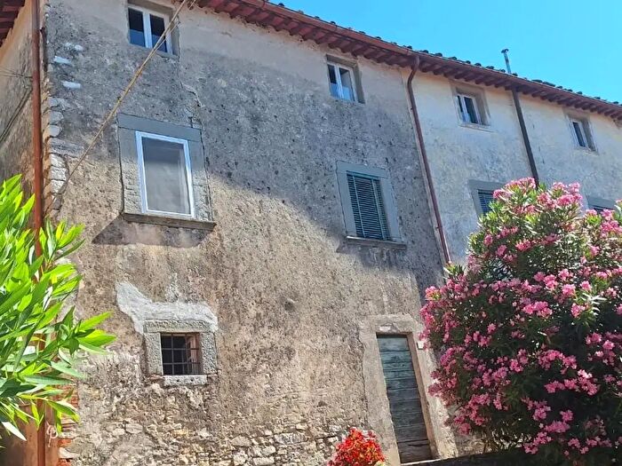 Casa con 16 locali in vendita in Pescaglia
