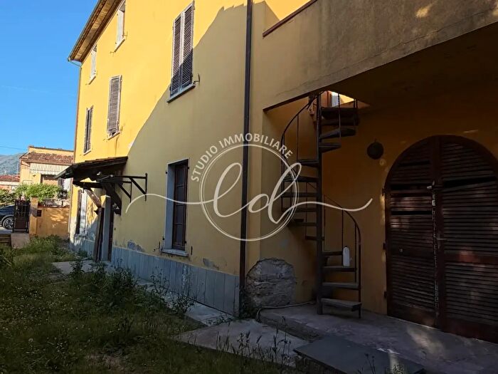 Casa con 8 locali in vendita in Seravezza