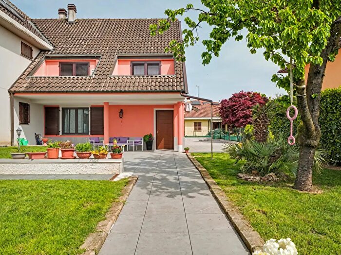 Casa con 10 locali in vendita in Via della Pace d, Cambiago