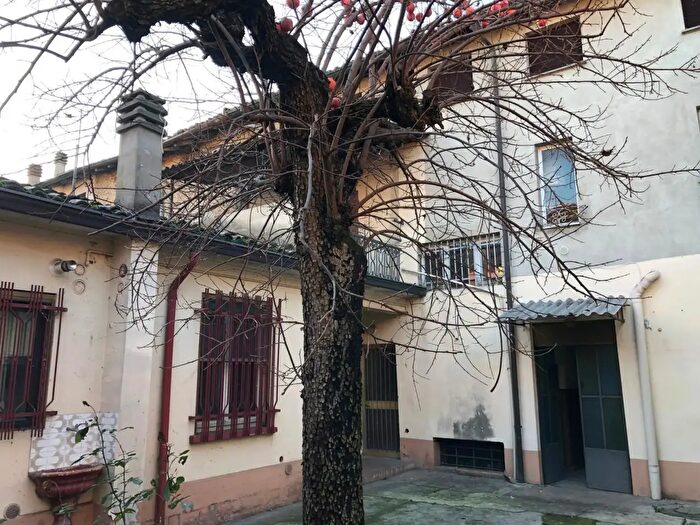 Casa con 13 locali in vendita in Cortemaggiore