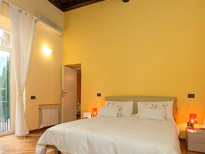 Appartamento trilocale in affitto in Via dei Crociferi, Trevi, Roma