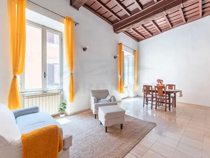 Appartamento trilocale in vendita in Via dei Genovesi, Roma