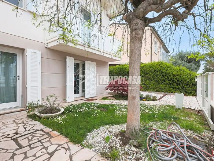 Casa con 6 locali in vendita in Via Umberto Giordano, Bagnacavallo