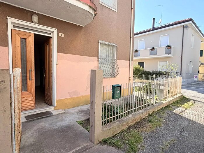 Casa quadrilocale in vendita in Via Grado, Pesaro