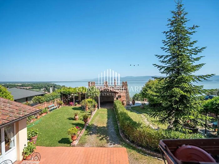 Appartamento con 8 locali in vendita in Via Vittorio Emanuele, Castiglione Del Lago