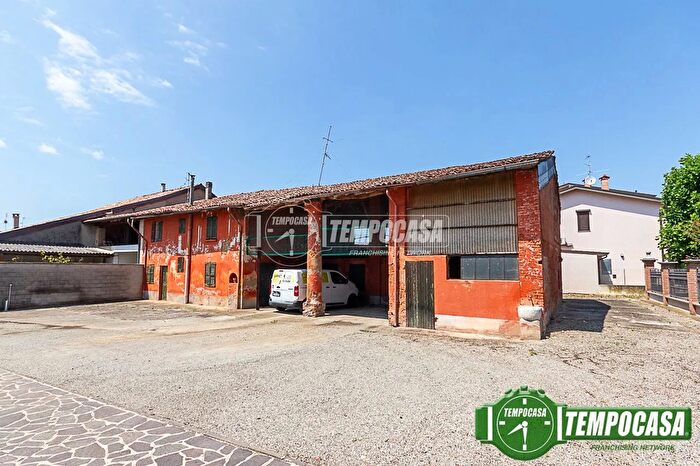 Casa quadrilocale in vendita in Via Nino dallOro, Crespiatica