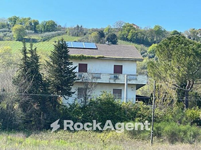 Casa con 6 locali in vendita in Via Val di Foro, Villamagna