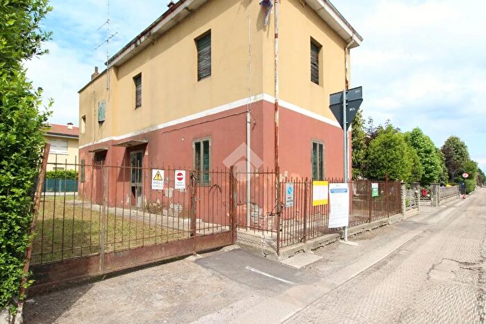 Casa con 8 locali in vendita in Via G Setti, San Pietro In Casale