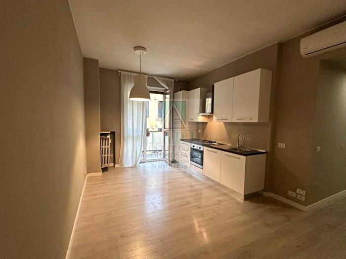 Appartamento trilocale in affitto in Via Vittor Pisani, Centrale, Milano