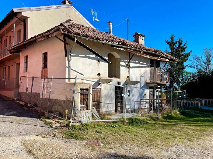 Casa con 7 locali in vendita in Via Sommariva Perno, Monticello DAlba