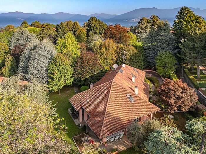 Casa con 17 locali in vendita in Via Bulciago, Barzago