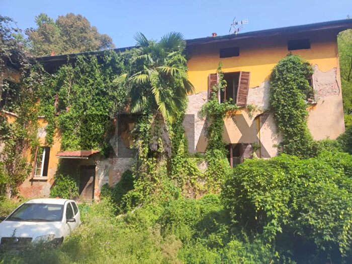 Casa quadrilocale in vendita in Via Molini Bianchi, Cairate