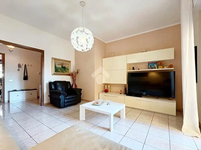 Appartamento con 5 locali in vendita in Via Antonio Canova, Prato