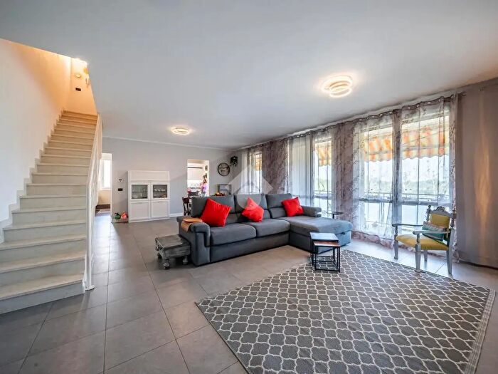 Appartamento quadrilocale in vendita in Via Martiri di Kindù, Modena