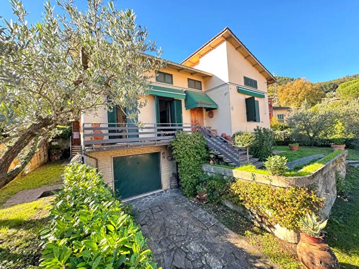 Casa con 10 locali in vendita in Via Val di Bisenzio, Vaiano