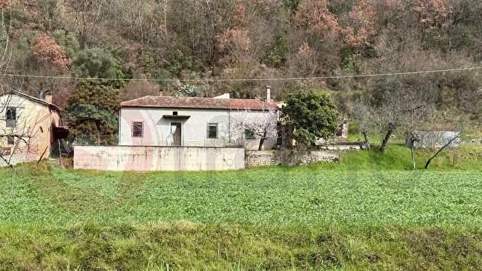 Casa con 9 locali in vendita in Via Pietro Nenni Snc, Arpino