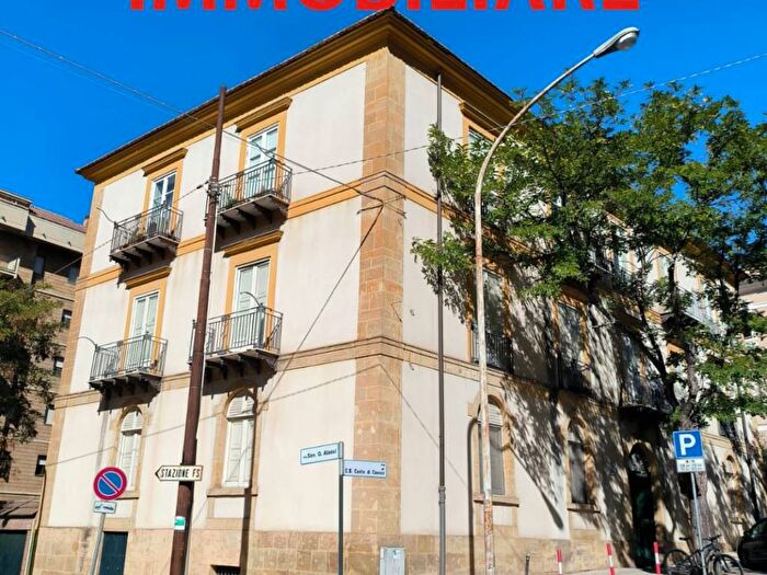 Appartamento quadrilocale in affitto in Via Camillo Benso di Cavour, Centro, Caltanissetta