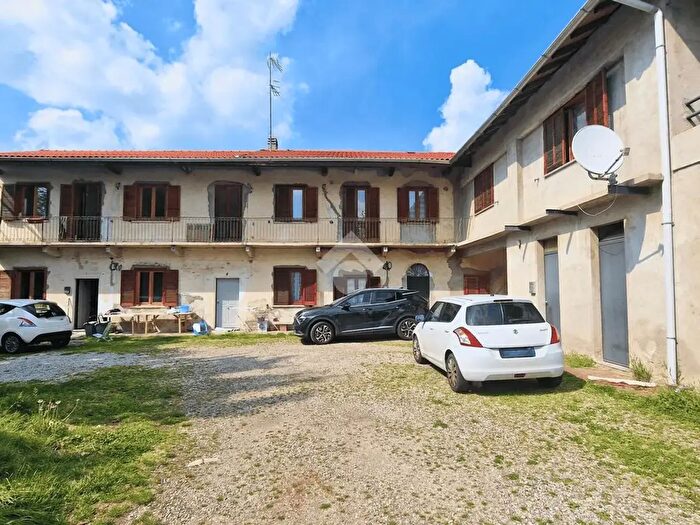 Casa quadrilocale in vendita in Via Tomasetto, Besnate