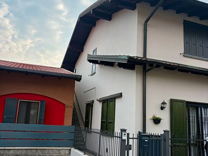 Appartamento trilocale in affitto in Via Montale C, Pianengo