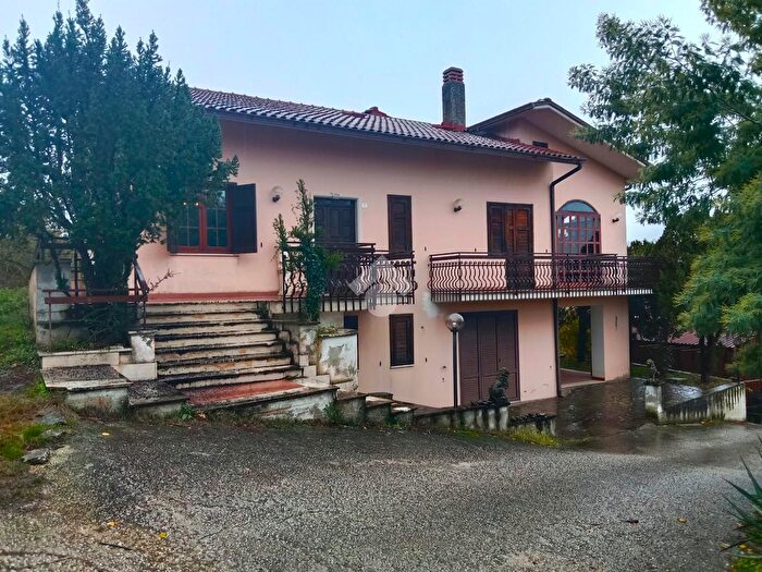 Casa con 6 locali in vendita in Contrada Scarano, Montemiletto